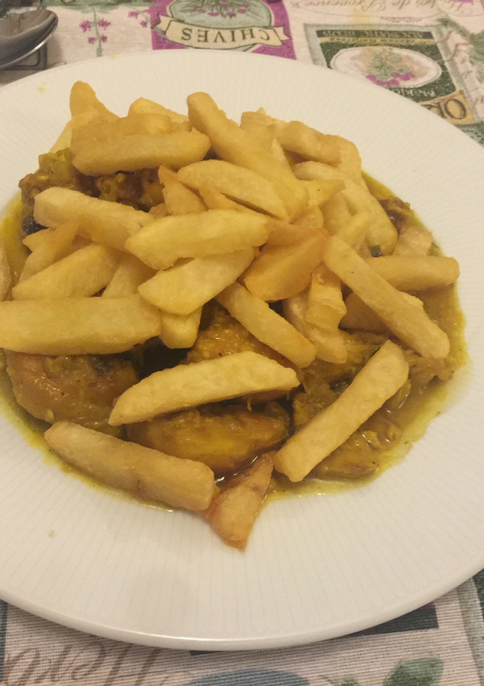 Una foto de Pollo al limón con patatas fritas