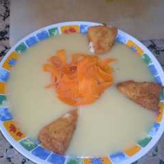 Una foto de Crema de calabacín con queso frito y zanahoria