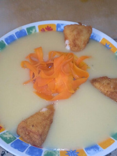 Una foto de Crema de calabacín con queso frito y zanahoria
