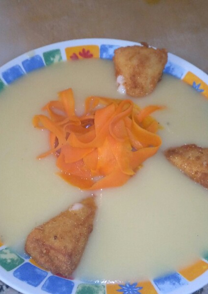 Una foto de Crema de calabacín con queso frito y zanahoria
