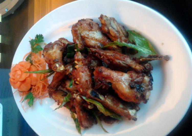 Recipe of Any-night-of-the-week deep fry chicken wings with pandan leaves