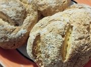 Una foto de pan de harina de garbanzo baguettes