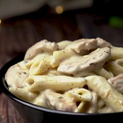 A picture of White sauce chicken paste.