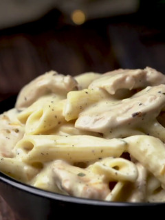 A picture of White sauce chicken paste.