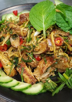 รูปของ ก้อยหมูย่างมะม่วงเปรี้ยว#รักบ้านเกิด