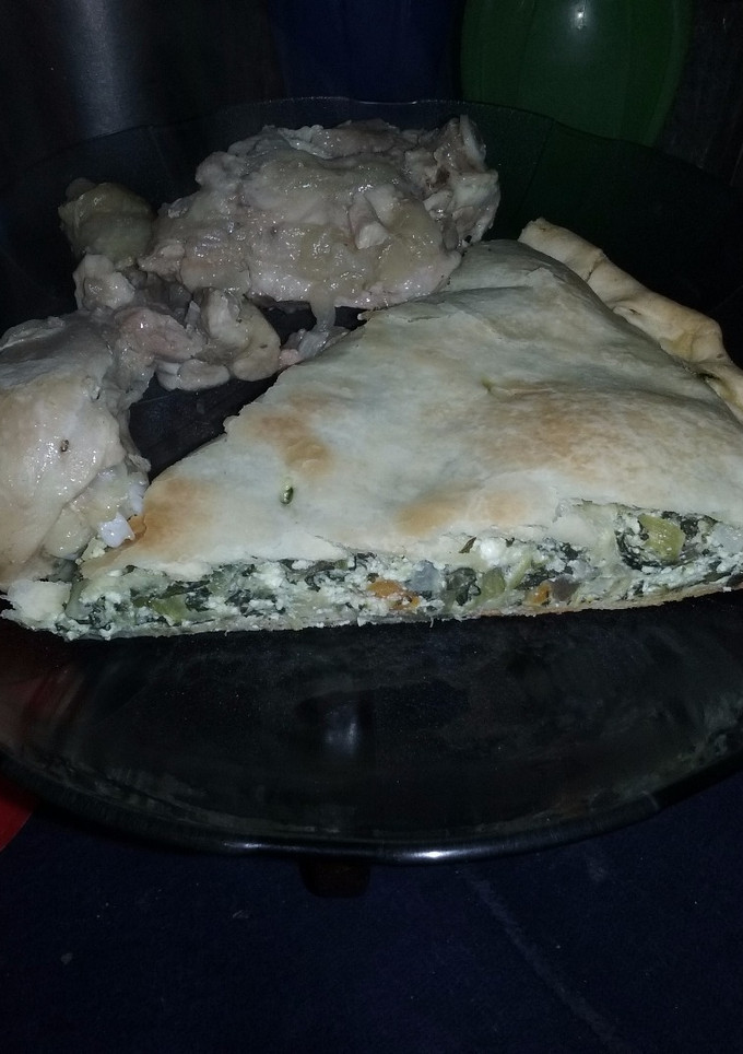 Una foto de Tarta de acelga y ricota con pollo a la olla