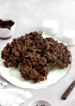 Foto de Cookies de Chocolate sem assar com Pão, Flocos de Milho e Pinhões