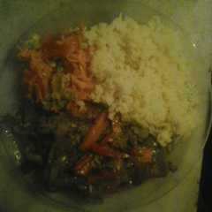 Una foto de Bifecitos de ternera, salteado con verdura, acompañado con arroz amarillo y ensalada de tomate, lechuga y zanahoria
