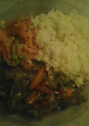 Una foto de Bifecitos de ternera, salteado con verdura, acompañado con arroz amarillo y ensalada de tomate, lechuga y zanahoria