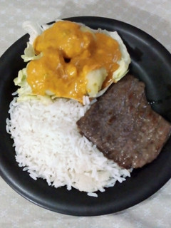 Una foto de Papas con Salsa de Maní