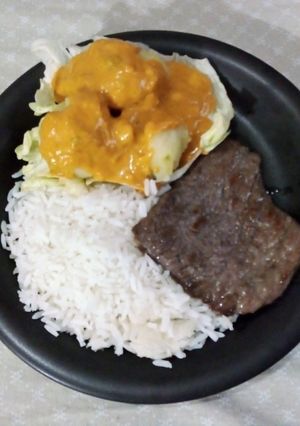 Una foto de Papas con Salsa de Maní