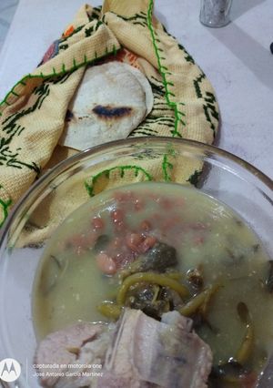 Una foto de Carne de puerco en salsa esmeralda con Verdolagas verde vida