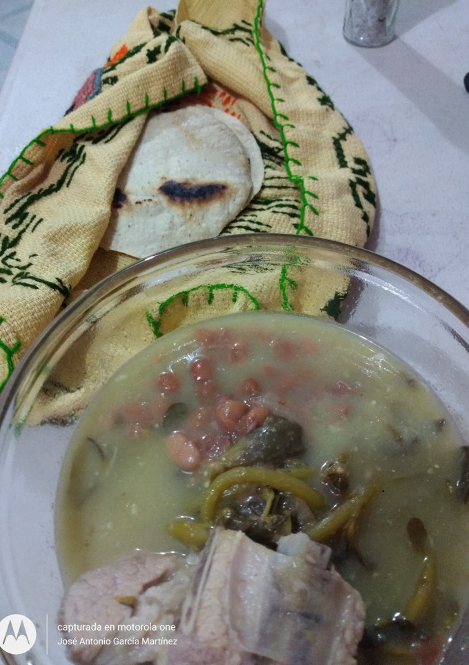 Una foto de Carne de puerco en salsa esmeralda con Verdolagas verde vida