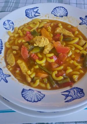 Una foto de Sopas de Menestron con fideos y pollo