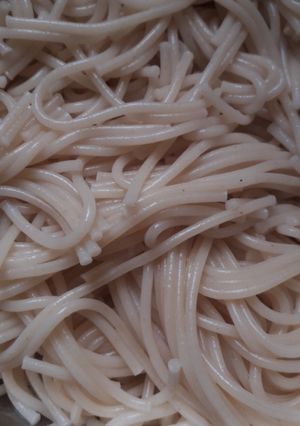 A picture of White jellof spaghetti.