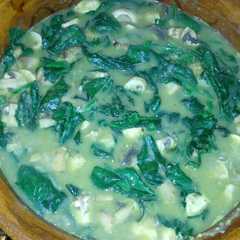 Una foto de Champiñones 🍄 con espinacas en salsa verde a la Mario's