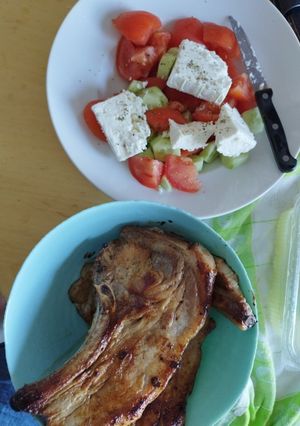 Φωτογραφία της συνταγής Ζουμερές σπαλομπριζόλες στην σχάρα με σαλάτα