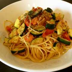 A picture of Easy Zucchini, Tomato, and Tuna Pasta.