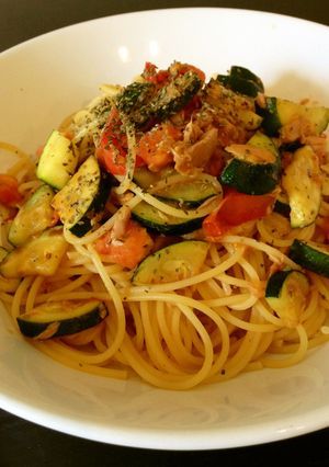 A picture of Easy Zucchini, Tomato, and Tuna Pasta.