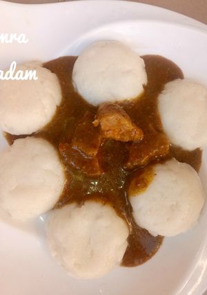 A picture of Tuwon shinkafa with white rice.