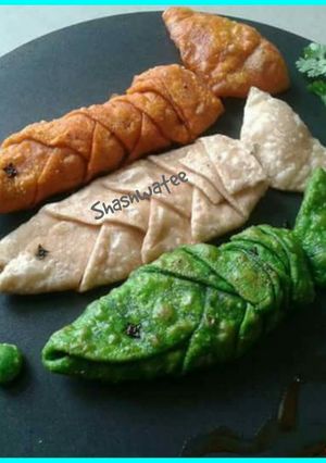 A picture of Tricolor fish shaped samosa.