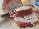 Medallones de pavo envueltas en tocino relleno de crema de queso