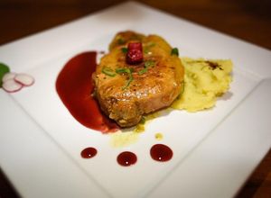 Una foto de Carré de Cerdo con Salsa de Frambuesas