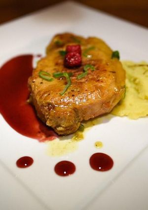 Una foto de Carré de Cerdo con Salsa de Frambuesas