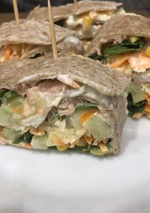 Tonhalas tortilla tekercsek recept fotója