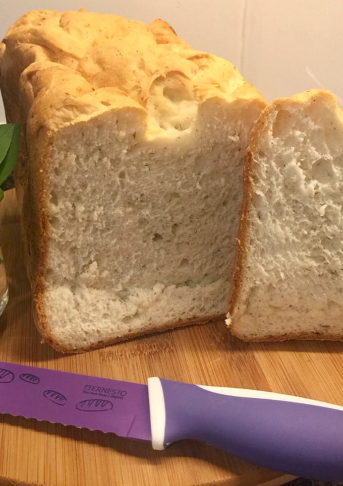 Una foto de Pan de molde con ajo y eneldo seco. Sin gluten en panificadora