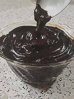 Una foto de 。゚・ crema de chocolate ° 。