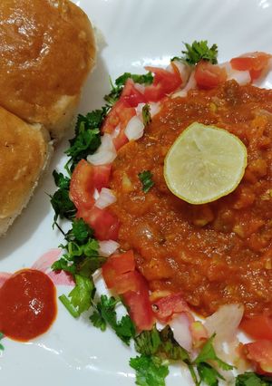 સ્ટ્રીટ સ્ટાઈલ પાવભાજી(Street style pavbhaji recipe in Gujarati) રેસીપી મુખ્ય ફોટો