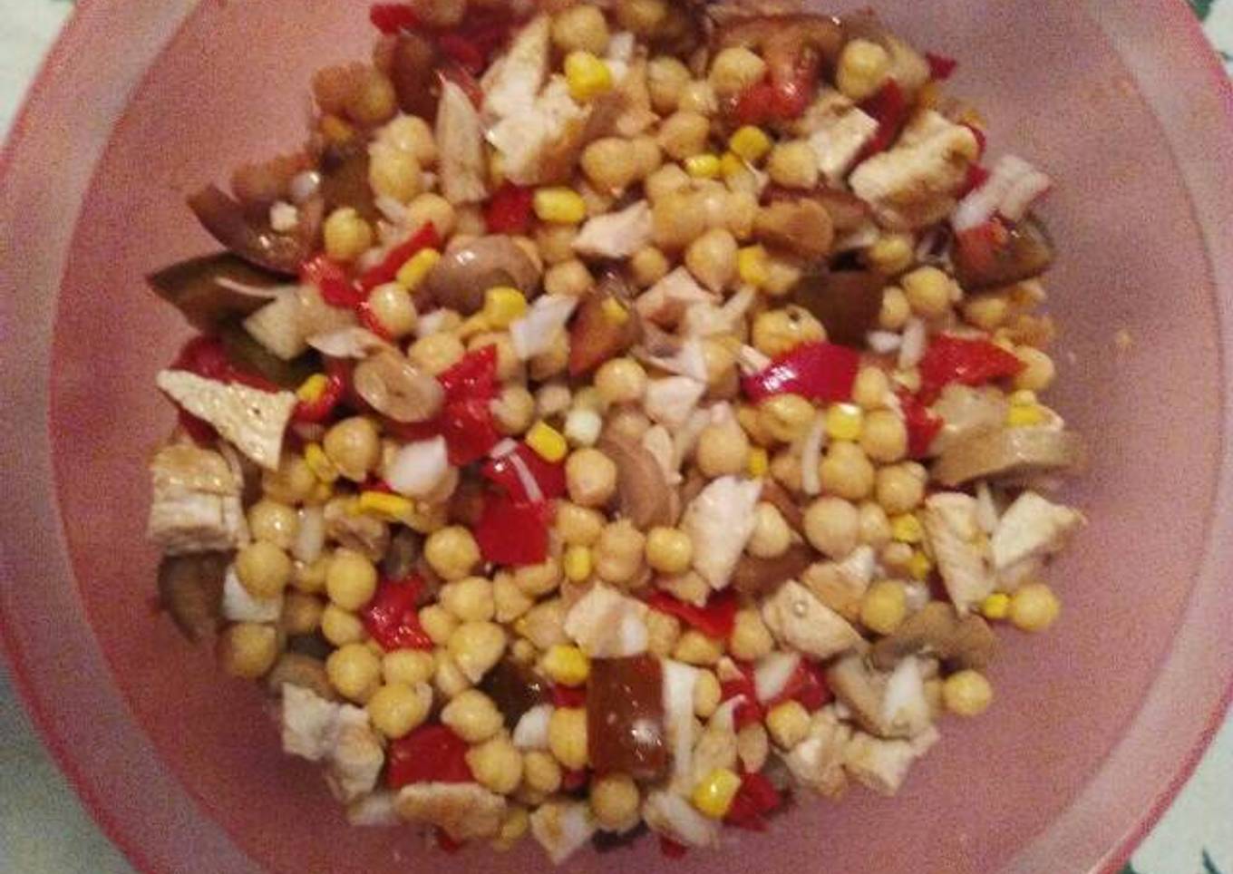 Ensalada de garbanzos con pechuga de pollo