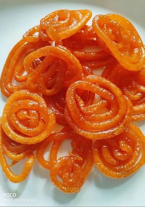 जिलबी (jalebi recipe in marathi) रेसिपी चे मुख्य फोटो 