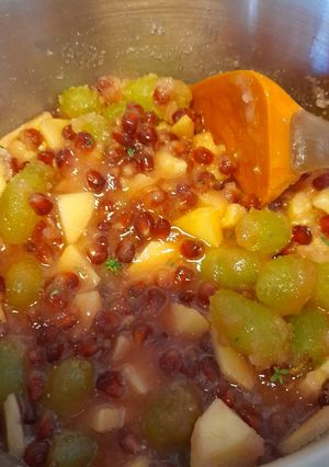A picture of Grape, apple, pommegranate jam with tym.