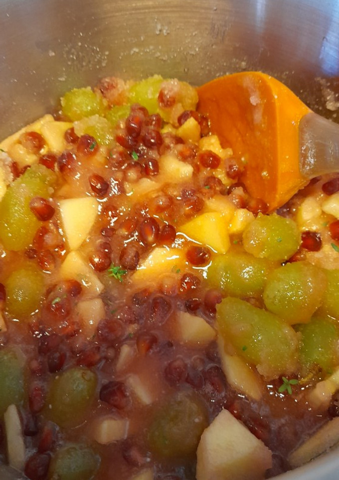 A picture of Grape, apple, pommegranate jam with tym.