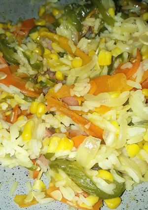 Una foto de Wok de verduras y arroz