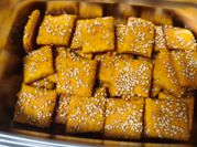 Una foto de crackers con curcuma