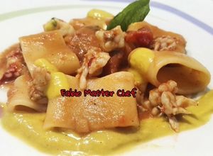 Foto di Paccheri con Scampi sfumati al Cognac e Pesto di Fiore di Zucchine