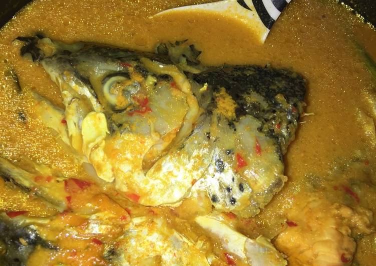 Bagaimana Menyiapkan Gulai kepala salmon 🐟ala pak suami 😁 #BikinRamadhanBerkesan#menu7 Lezat