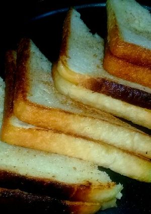 পিয়াজ টমেটো দিয়ে পাউরুটি র টোস্ট (toast recipe in Bengali) রেসিপির প্রধান ছবি