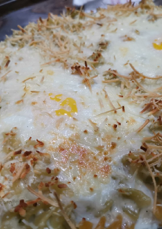 Una foto de Pasta con bechamel y huevo