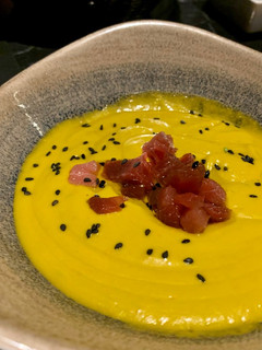 Una foto de Salmorejo de aguacate con atún marinado