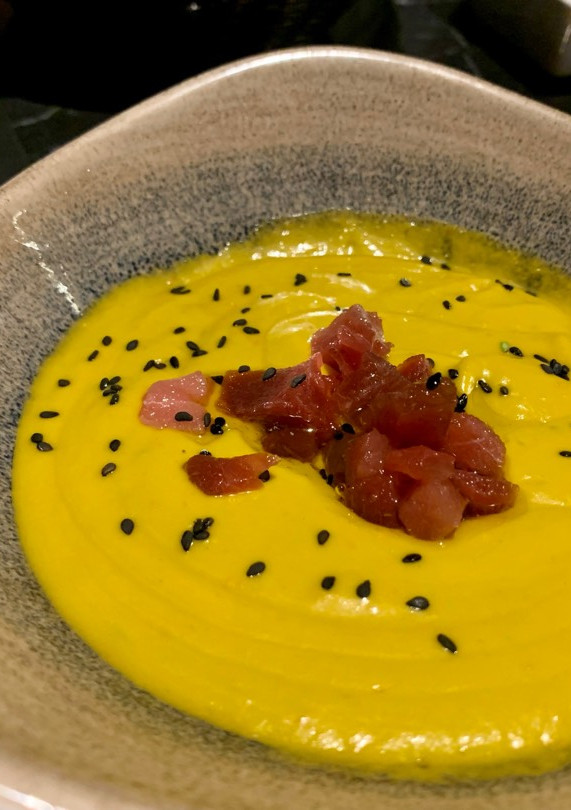 Una foto de Salmorejo de aguacate con atún marinado