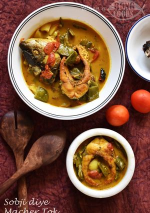 A picture of Sobji diye Macher Tok (Fish with Vegetable Sour Stew).
