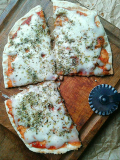 Una foto de Masa de Pizza Crujiente. Fácil, Rápida (y en Sartén)