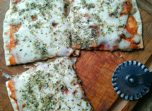 Una foto de Masa de Pizza Crujiente. Fácil, Rápida (y en Sartén)