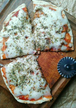 Una foto de Masa de Pizza Crujiente. Fácil, Rápida (y en Sartén)