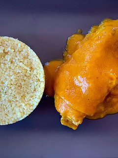 Una foto de Conejo en salsa de curry con bulgur