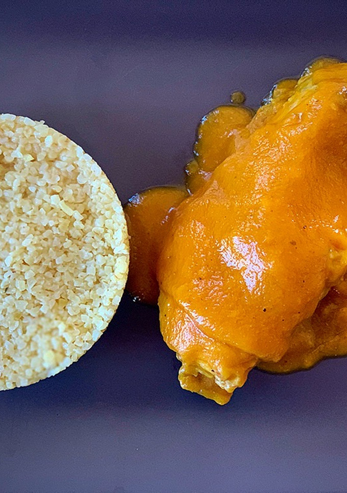 Una foto de Conejo en salsa de curry con bulgur